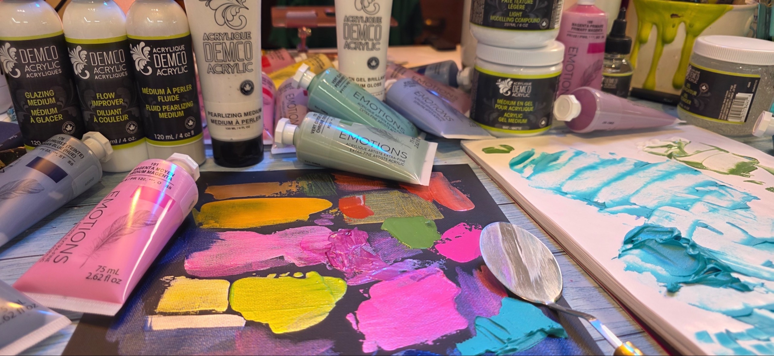 Photo 08 - Acrylique : toile en cours, couleurs vives (carree)
