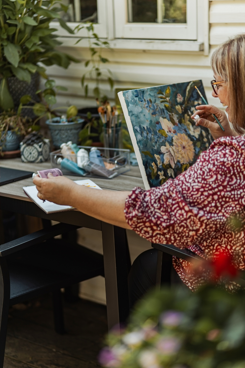 PHOTO À REMPLACER — Céline au travail / artiste + œuvre / main, pinceau, matière
