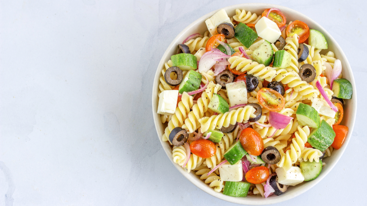 värikäs pastasalaatti sopii kesään