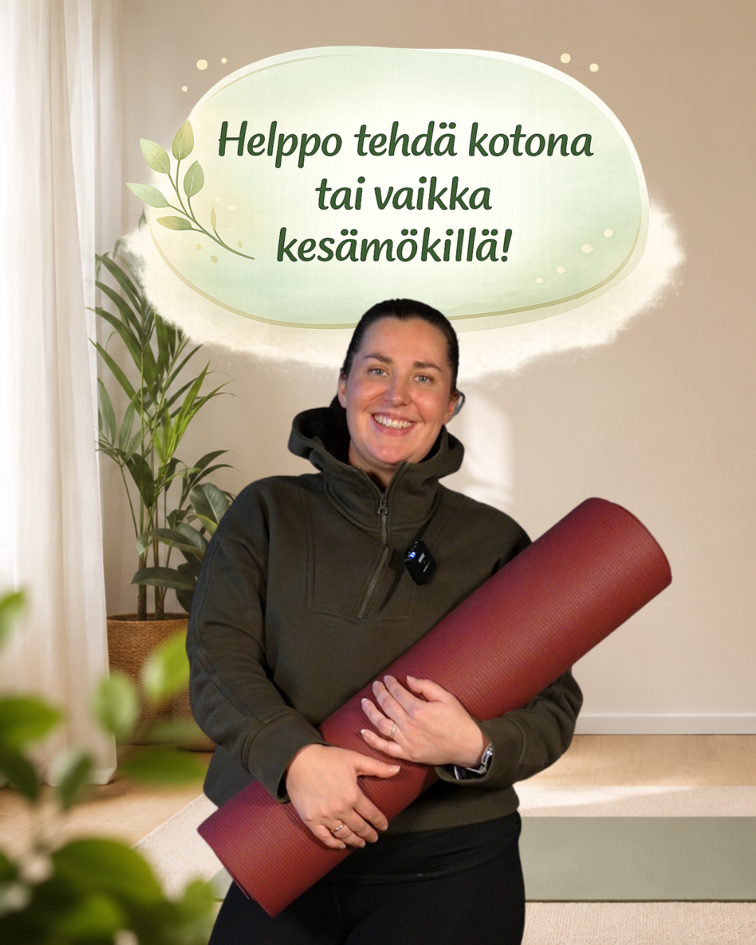 Kati Pallasvuo hymyilee joogamatto kädessä