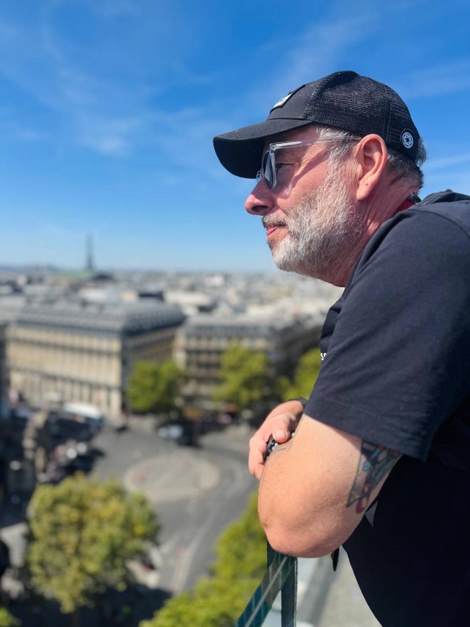 Christian Hemschemeier mit Blick über Paris