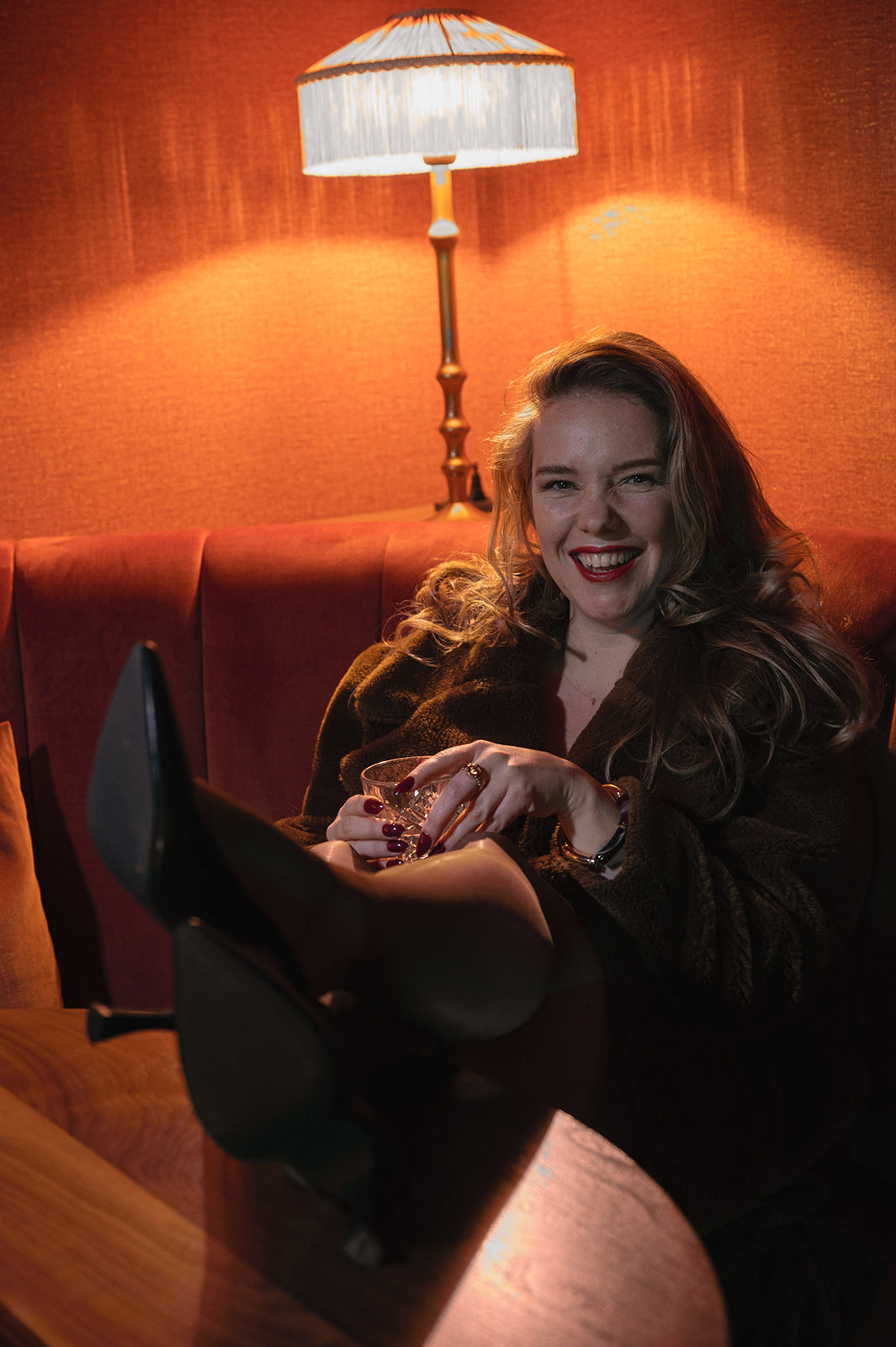 Joyce lacht met haar voeten op tafel