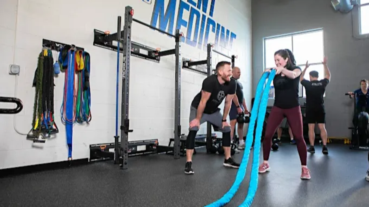 Athlete working with a provider at a performance physical therapy clinic in Columbus, OH during a guided therapeutic exercise session