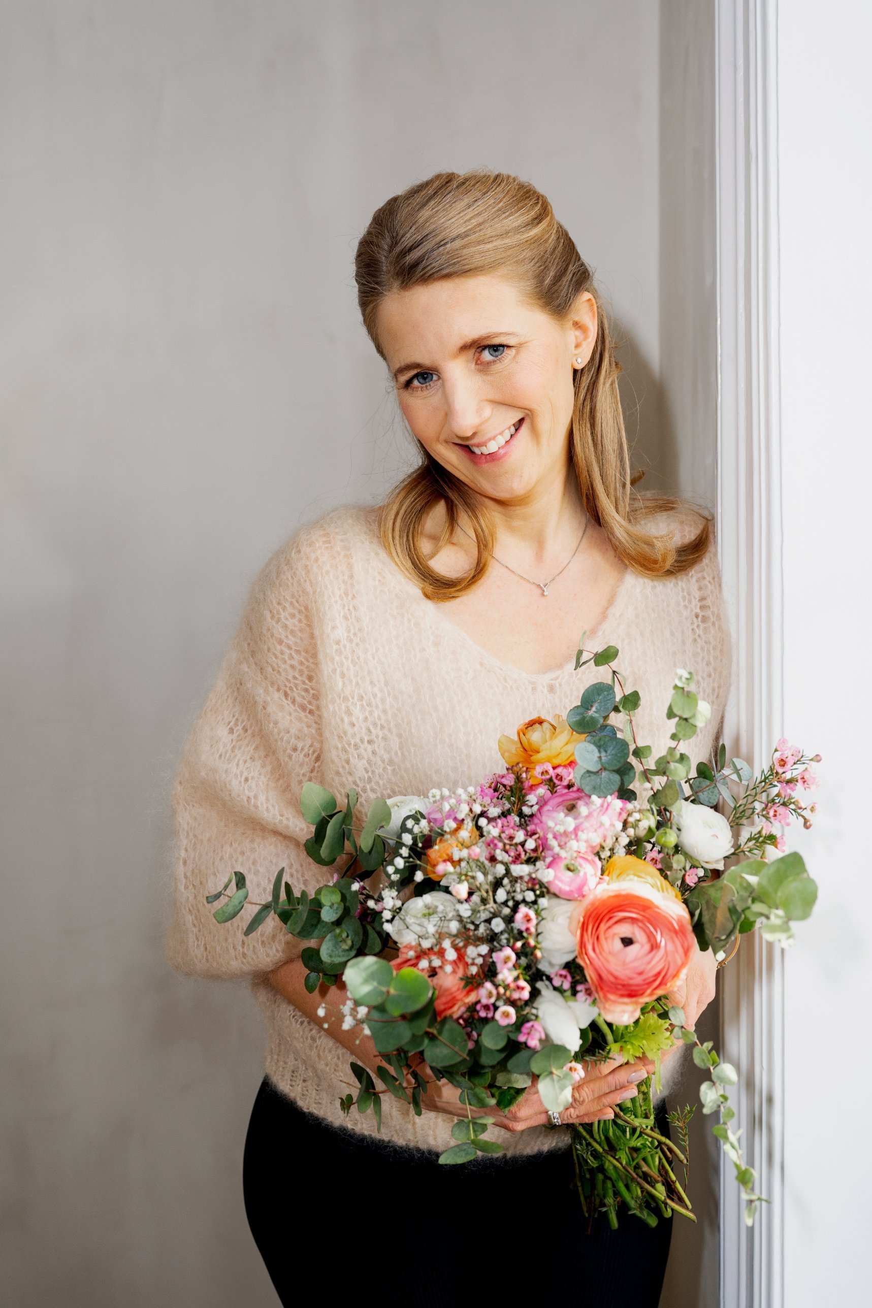 Marianne Beisland-Thorell med blomsterbukett