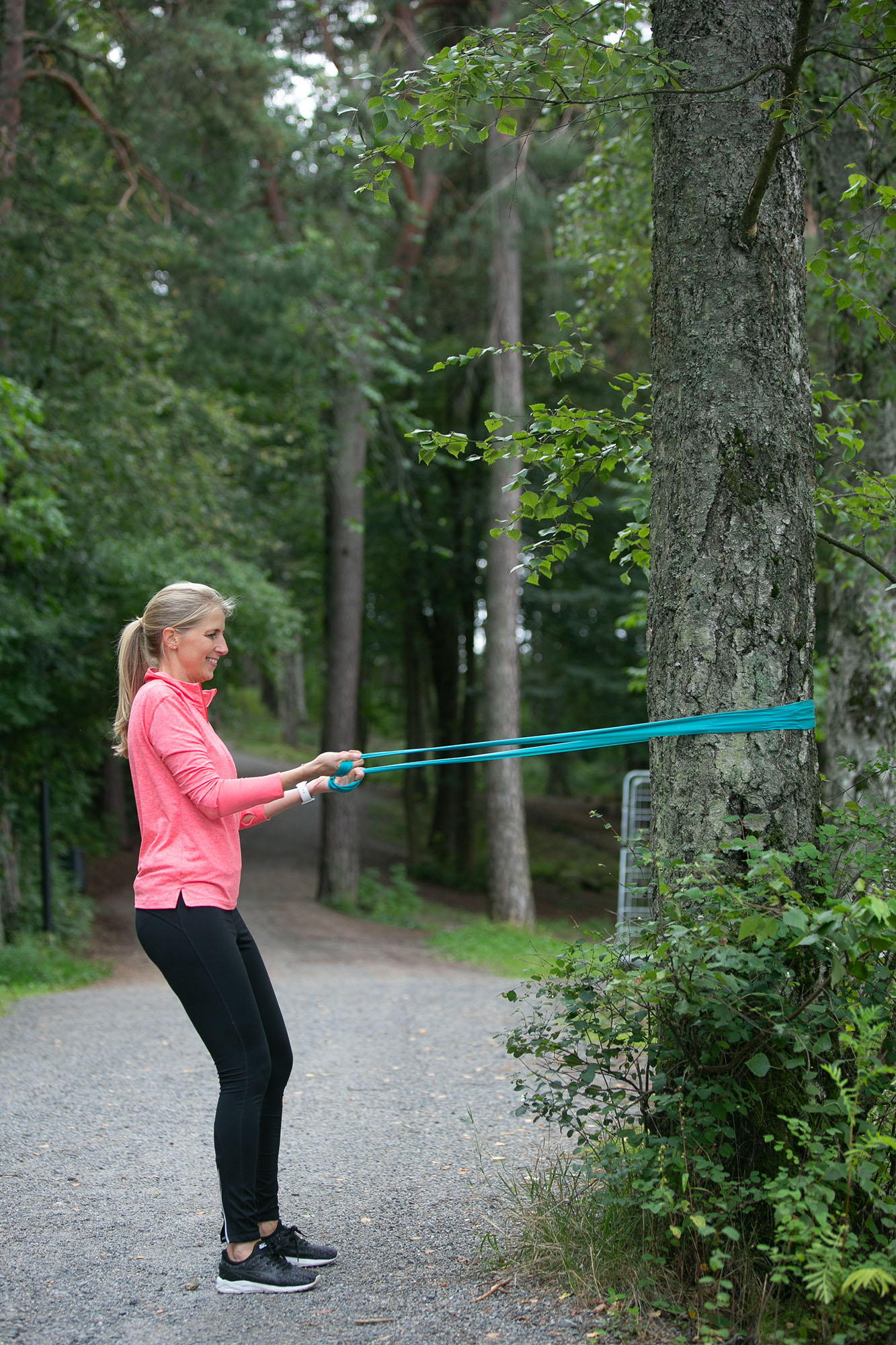 Marianne trener med strikk i skogen