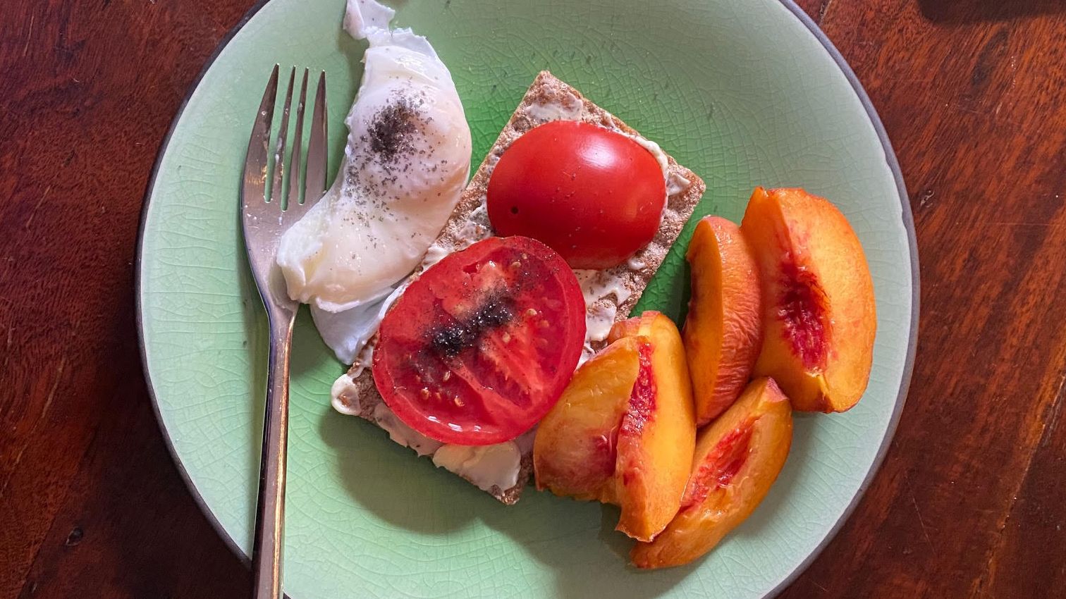Cheese on Wasa crackers with fresh peach slices