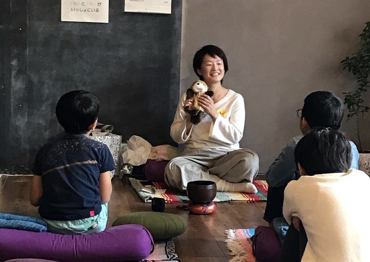 Dharma Moon Graduate Lucienne Di Tempora teaching a meditation workshop