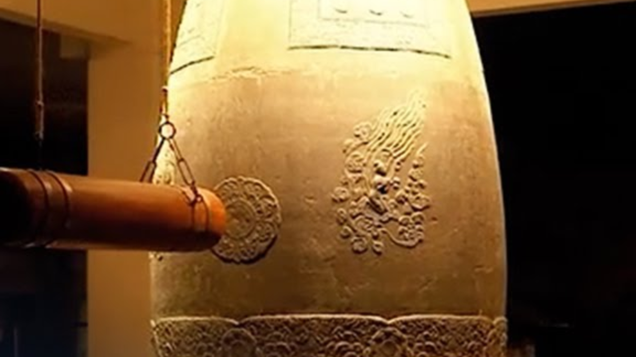 Photo of Korean artifact the Divine Bell of King Seongdeok