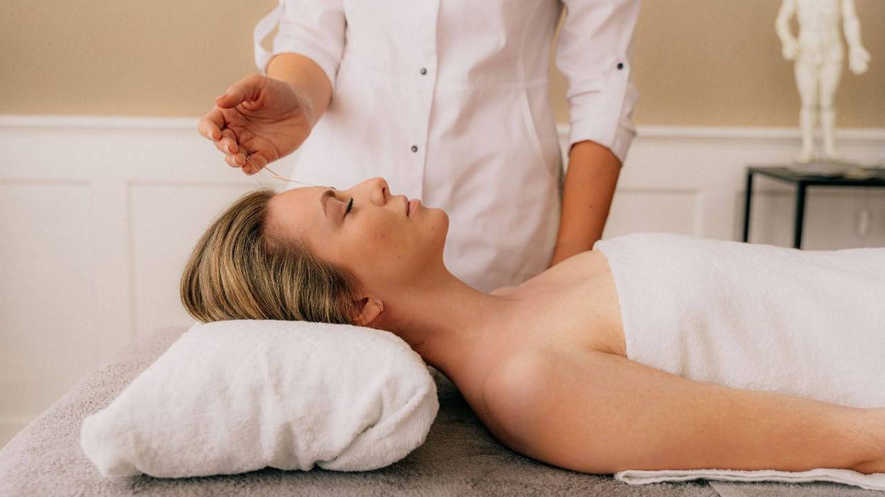 Facial Acupuncture for Jawline and Neck Tightening: A Non-Surgical Alternative