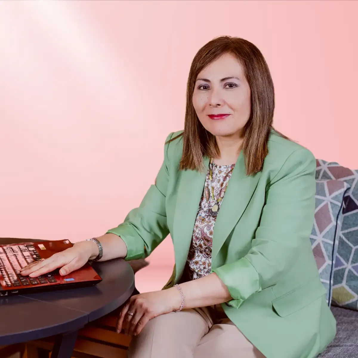 Mirtha Muñiz sentada junto a una laptop