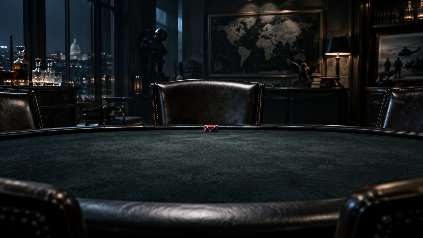 Tavolo da gioco con il feltro verde scuro quasi nero, vuoto, in luce bassa laterale; un solo gettone rosso a bordo tavolo, davanti a una sedia vuota.