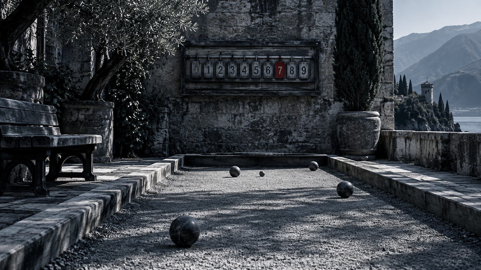 Cortile di pietra a mezzogiorno: un vecchio tabellone segnapunti fermo a metà partita, sotto il campo di bocce con le sfere ancora a terra; una tessera rossa.
