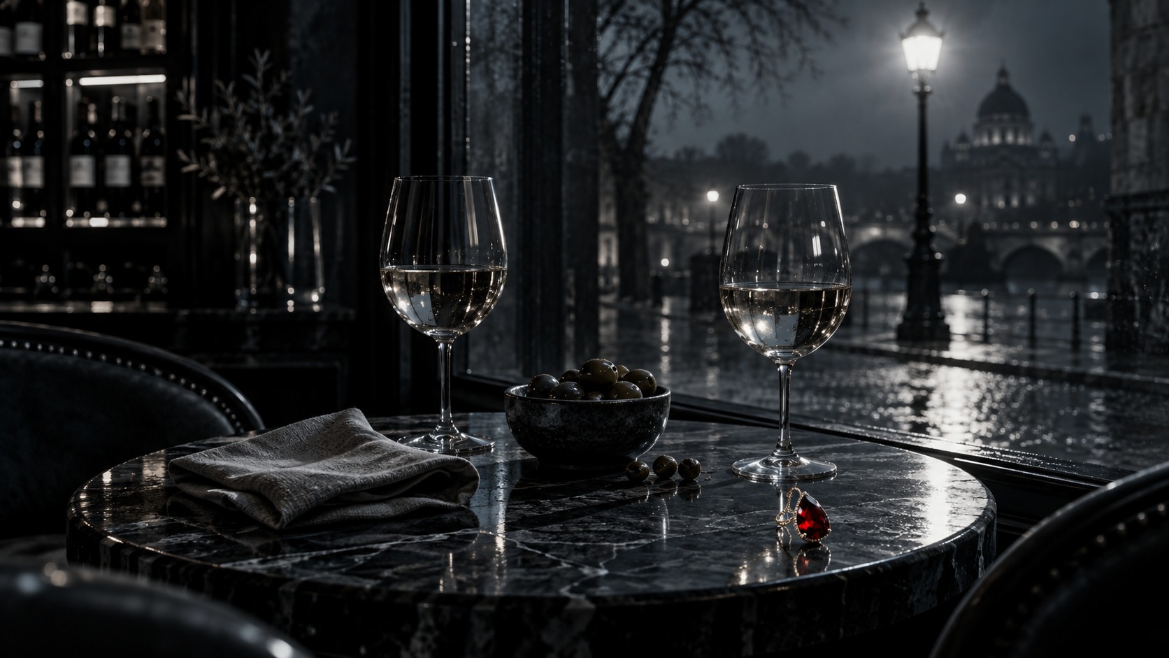 Tavolino di un locale di notte: due calici, una ciotola di olive, fuori la strada bagnata; accanto a un bicchiere un solo orecchino rosso.