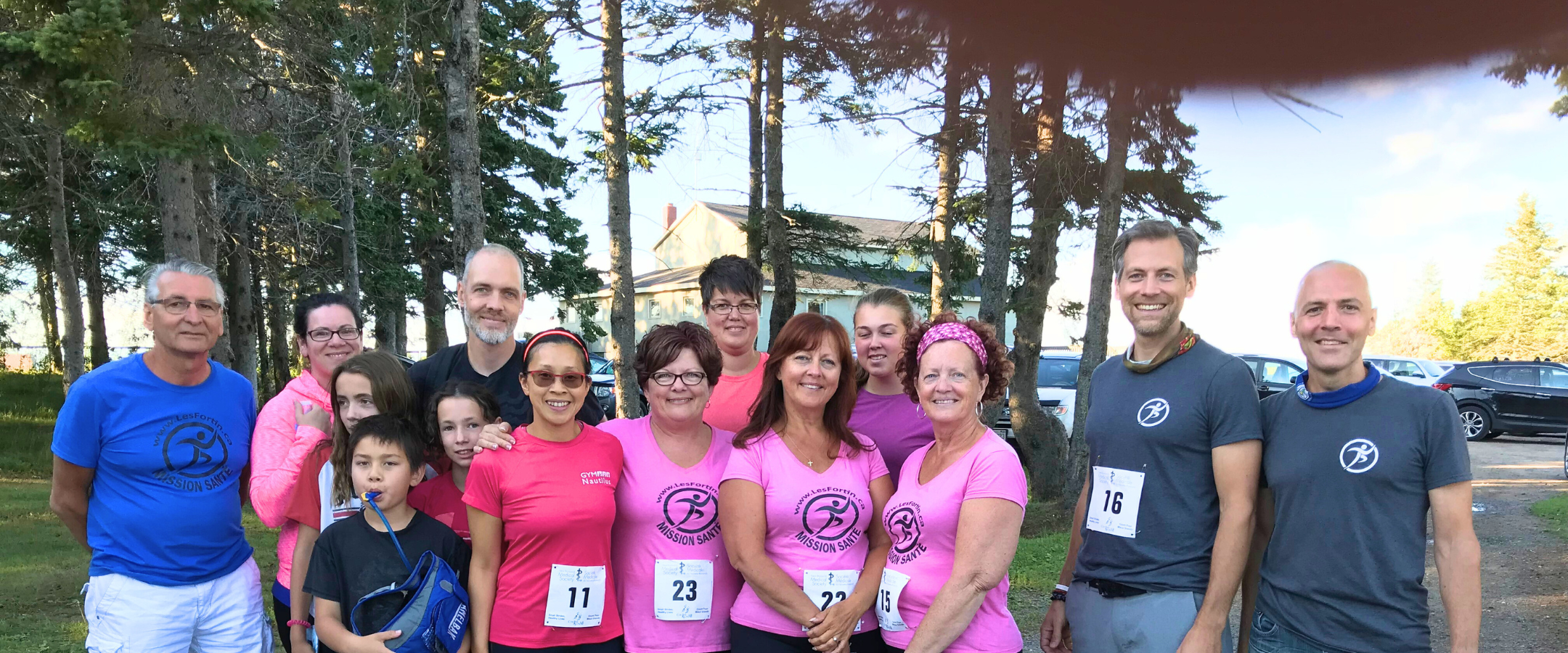 Sylvain et Mathieu Fortin avec des participants, course à Caraquet