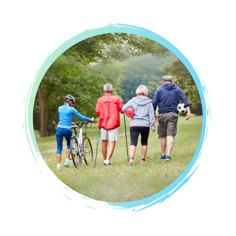Groupe qui marche en forêt