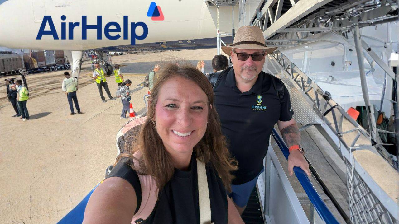 scott and melissa getting on a plane at CDG airport and airhelp logo