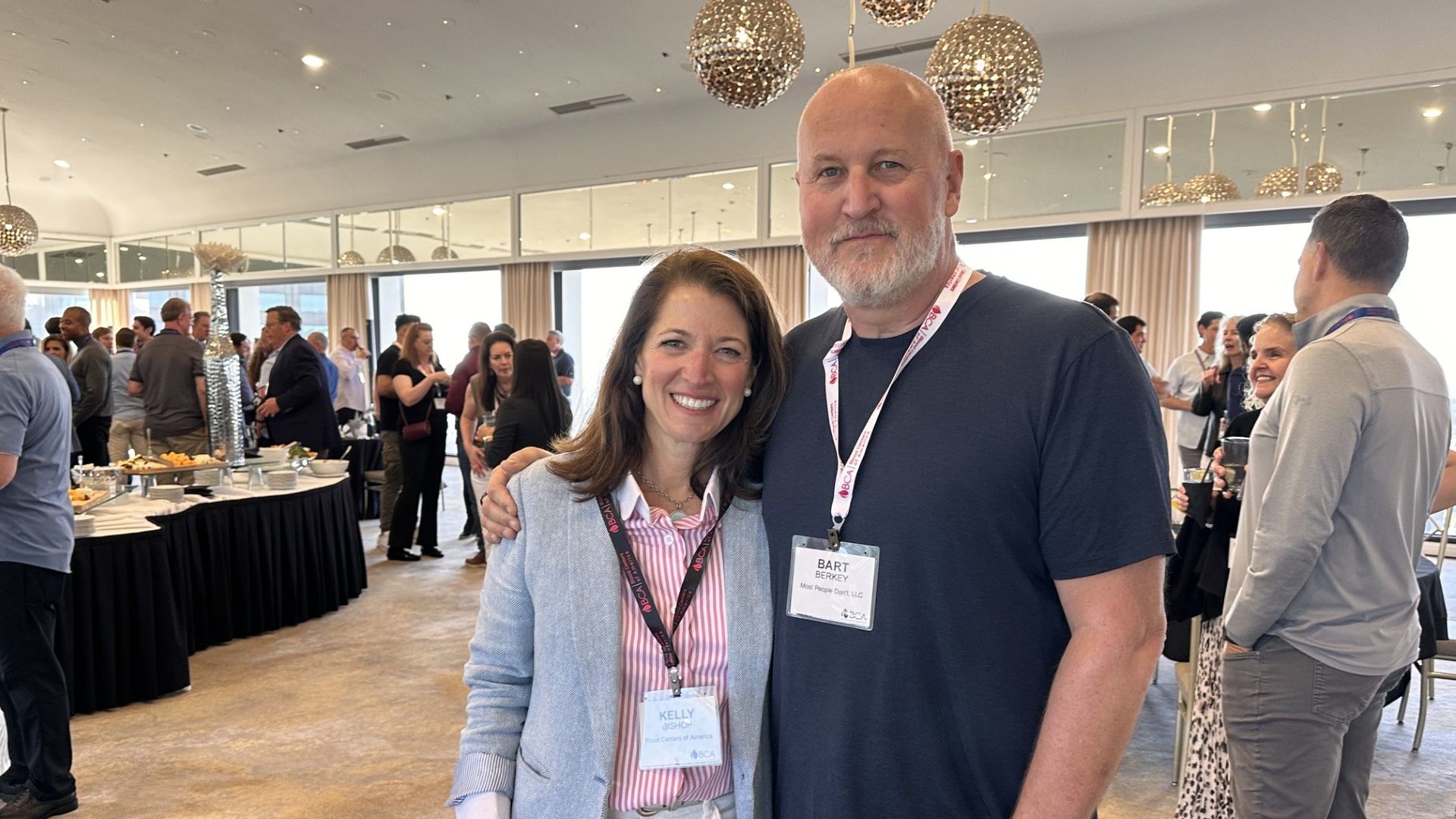 Keynote speaker Bart Berkey with an event attendee at the Blood Centers of America conference reception.