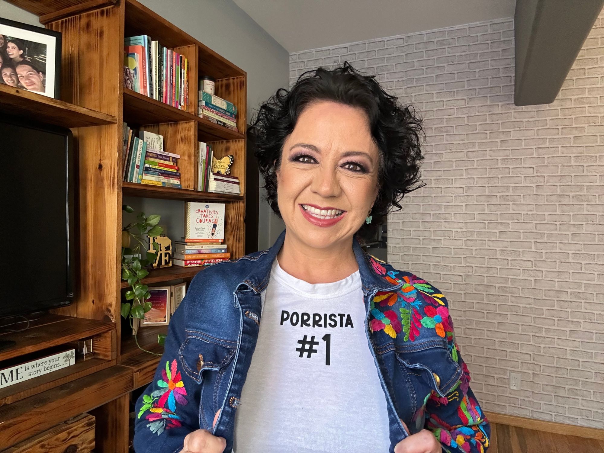 Mari Carmen Obregón, Charms, con su playera de Porrista número 1