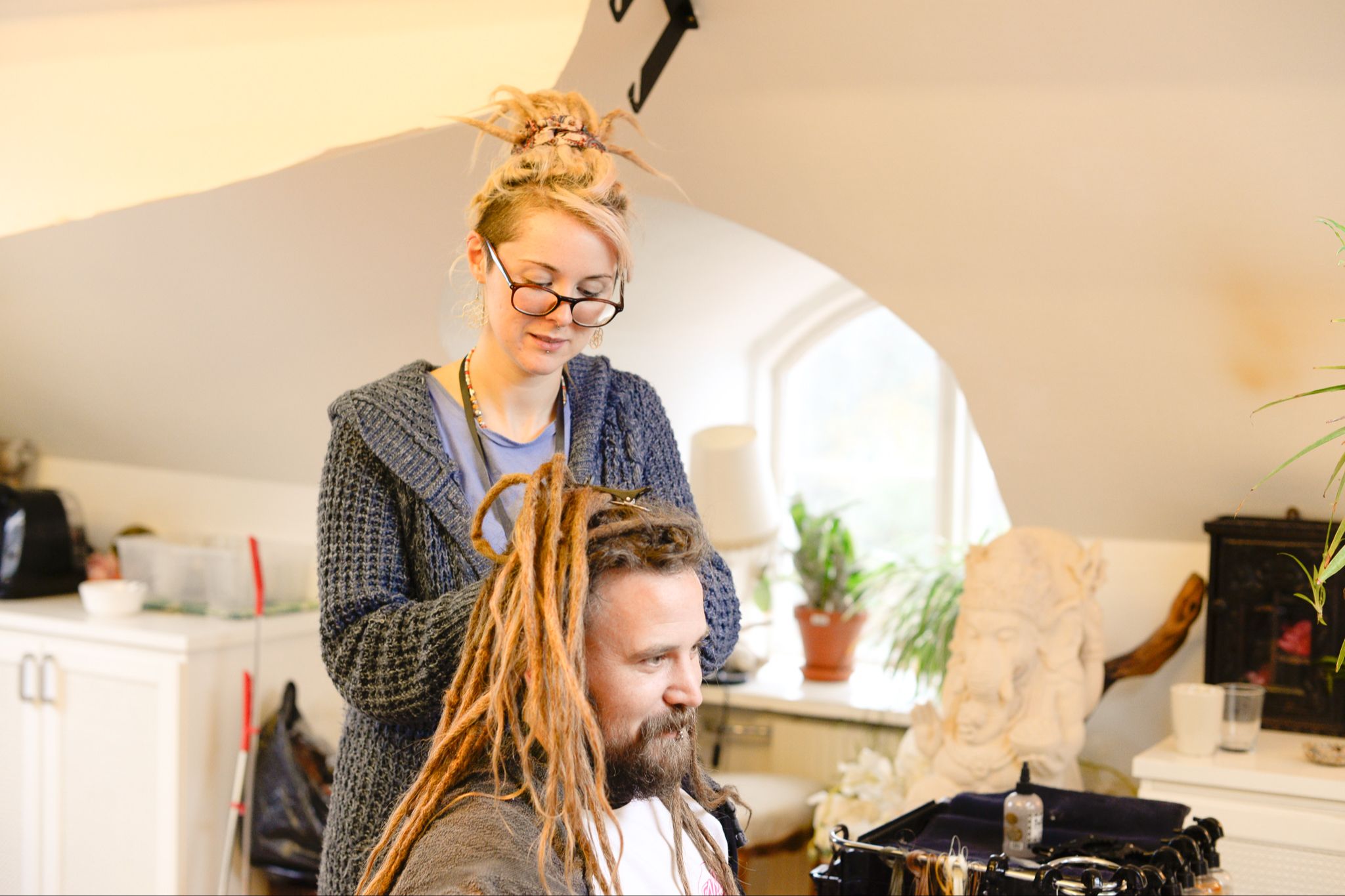 Den professionella dreadlocks frisör-utbildningen kurs i hur man gör dreads i Sverige
