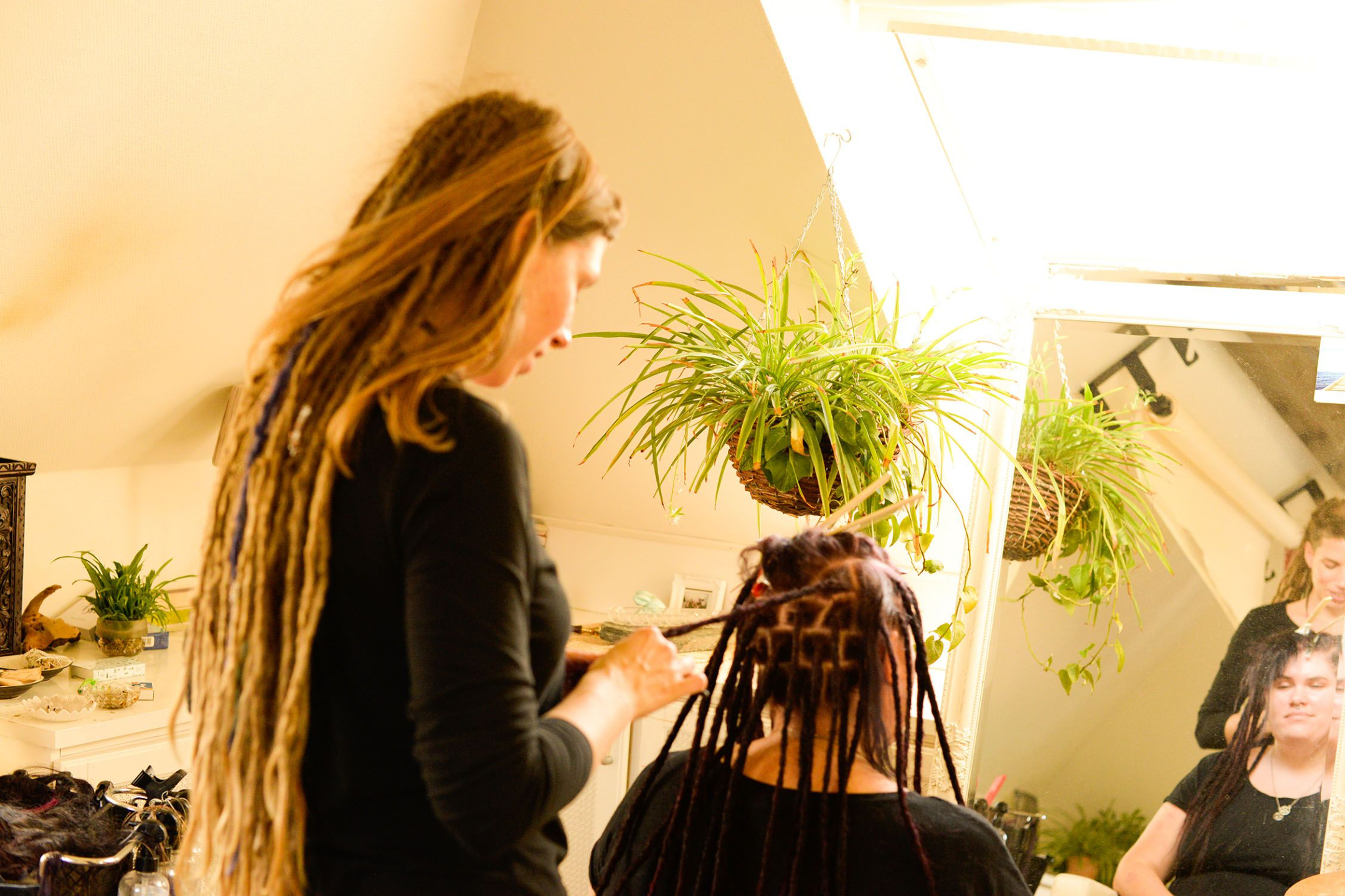Den professionella dreadlocks frisör-utbildningen kurs i hur man gör dreads i Sverige