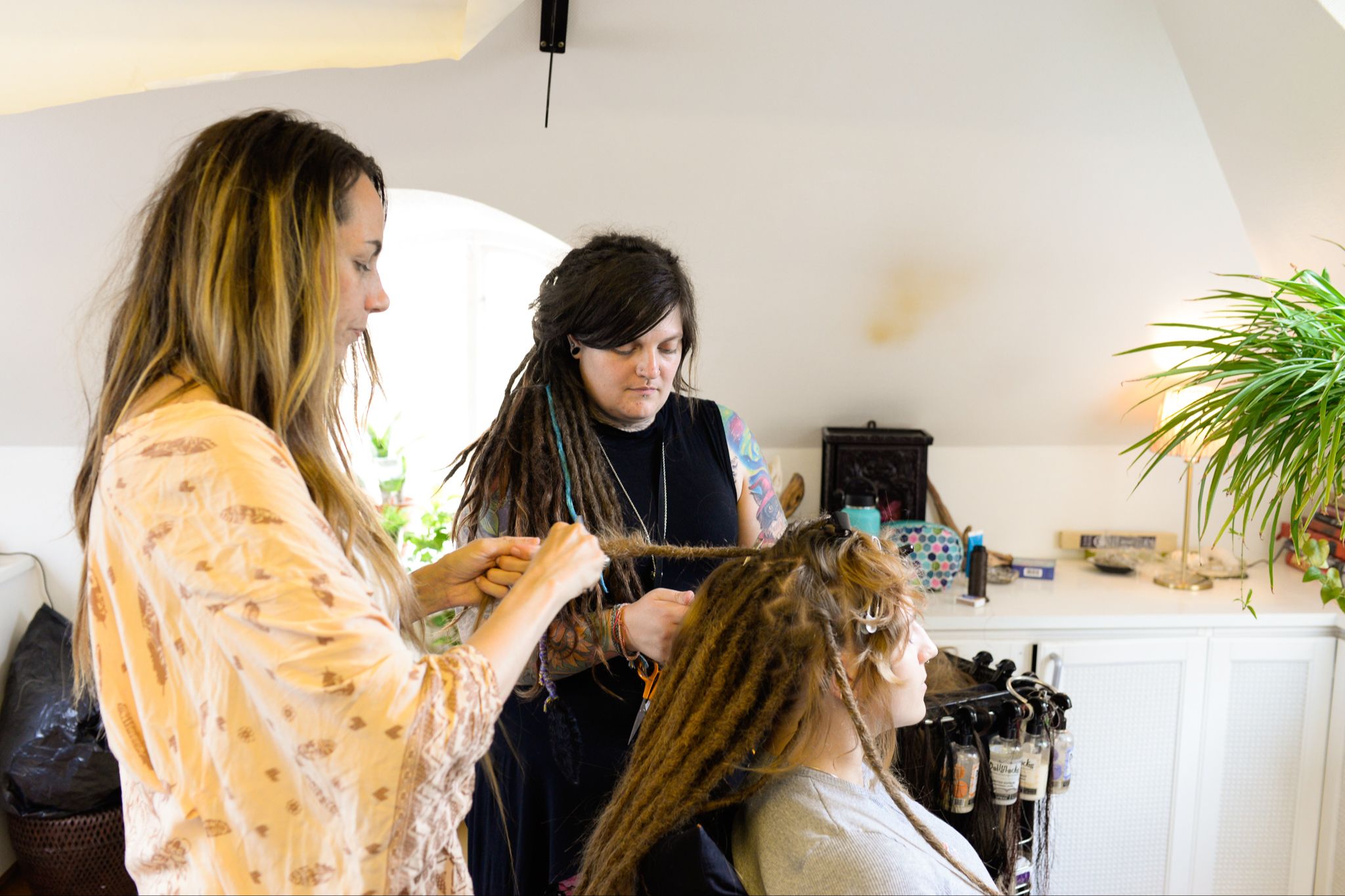 Den professionella dreadlocks frisör-utbildningen kurs i hur man gör dreads i Sverige