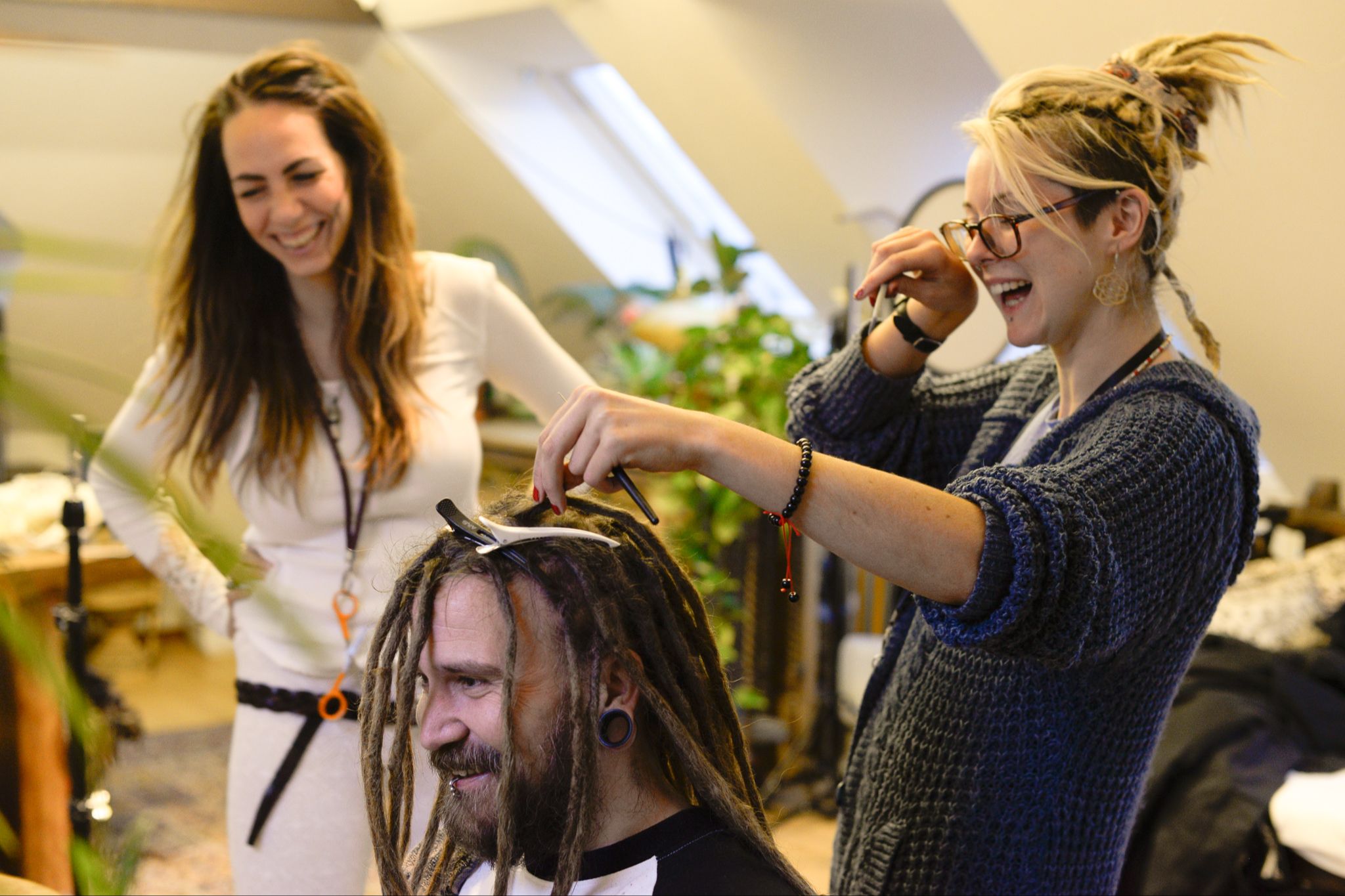 Den professionella dreadlocks frisör-utbildningen kurs i hur man gör dreads i Sverige