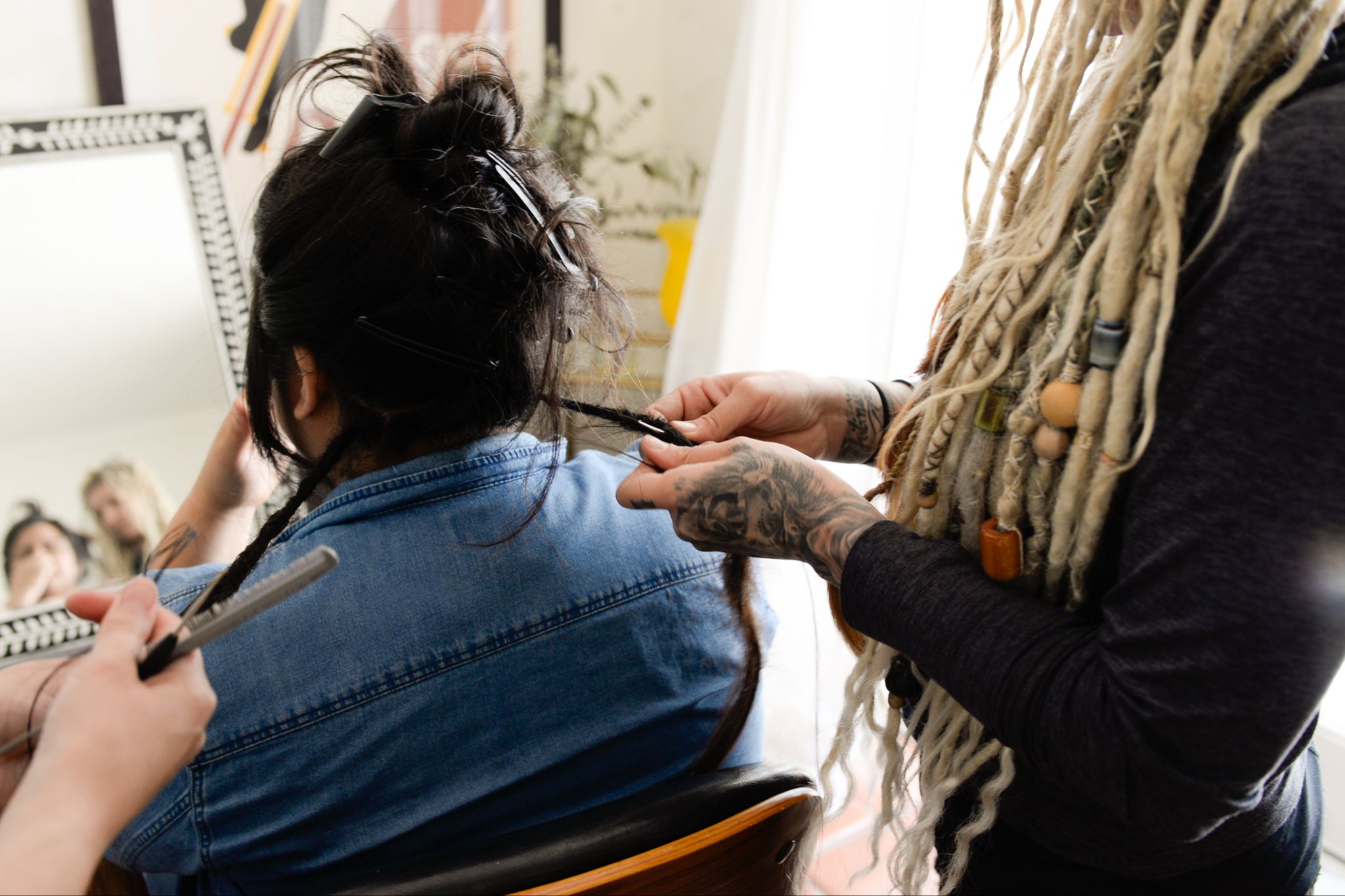 Become a loctician in Den professionella dreadlocks frisör-utbildningen kurs i hur man gör dreads i Sverige class education