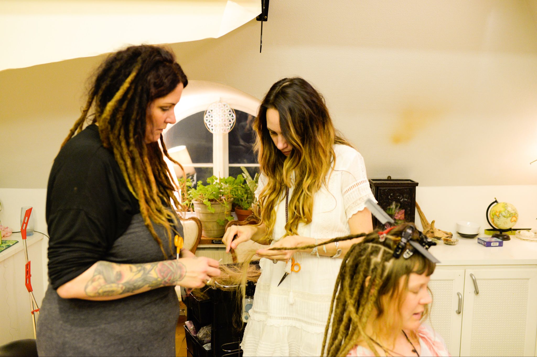 Den professionella dreadlocks frisör-utbildningen kurs i hur man gör dreads i Sverige