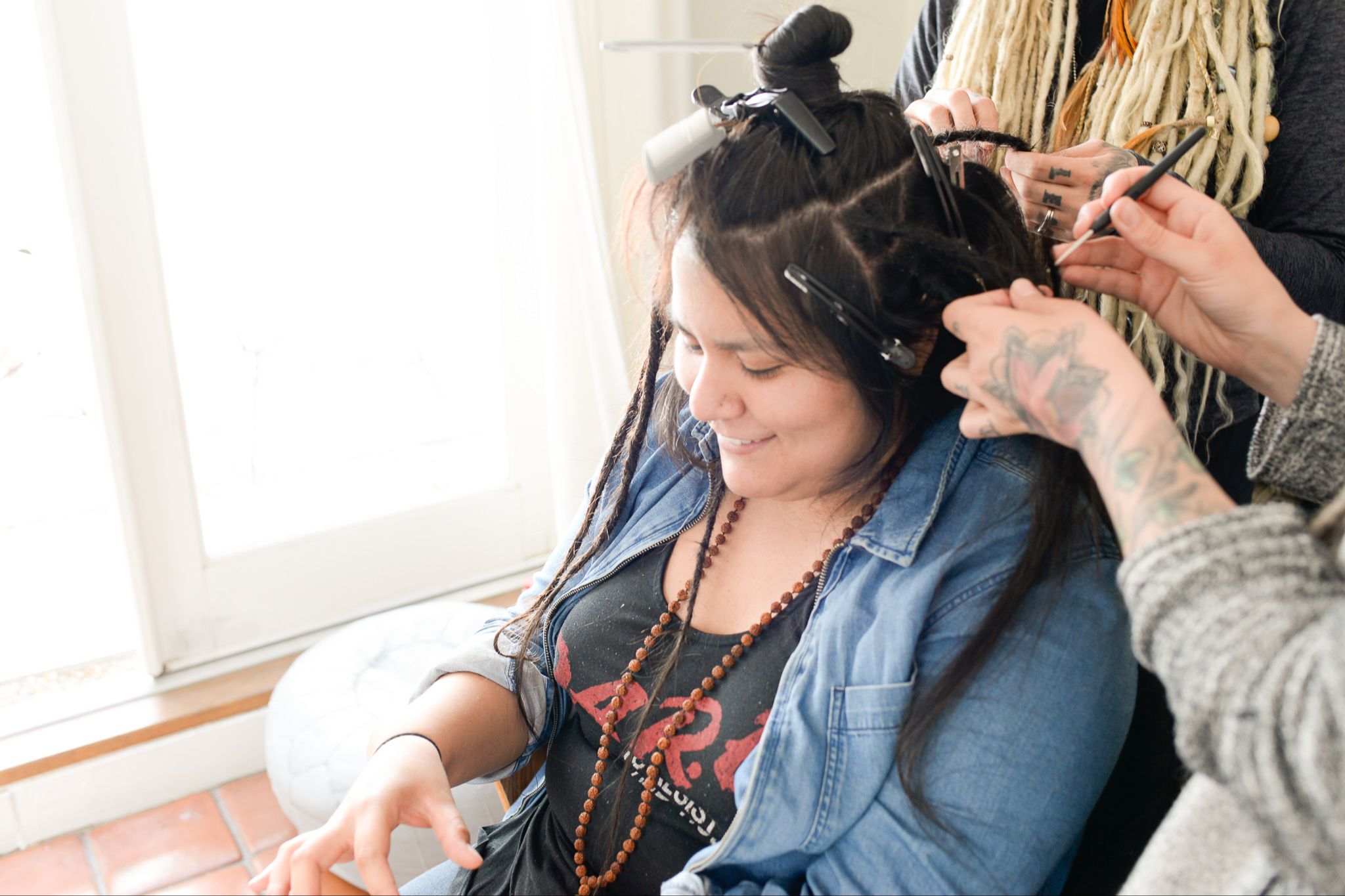 Den professionella dreadlocks frisör-utbildningen kurs i hur man gör dreads i Sverige