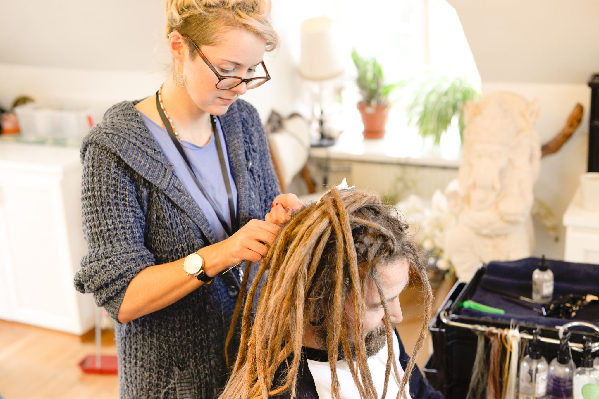 Den professionella dreadlocks frisör-utbildningen kurs i hur man gör dreads i Sverige