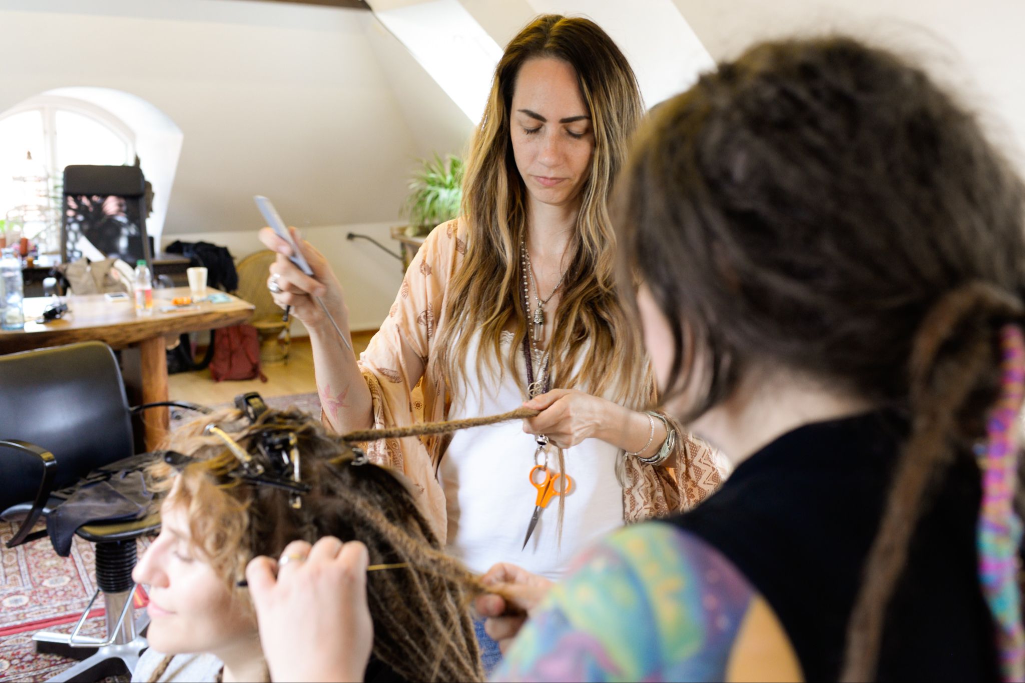 Den professionella dreadlocks frisör-utbildningen kurs i hur man gör dreads i Sverige