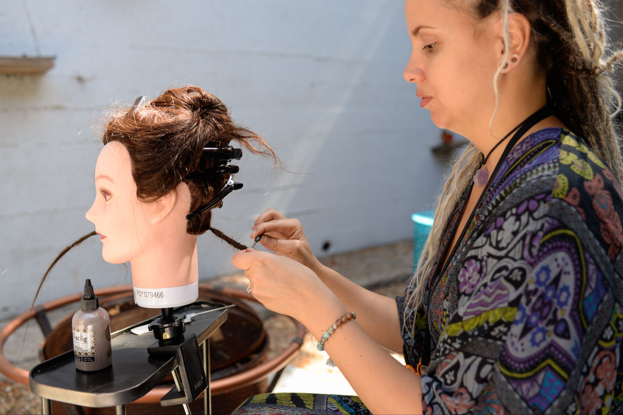 Den professionella dreadlocks frisör-utbildningen kurs i hur man gör dreads i Sverige