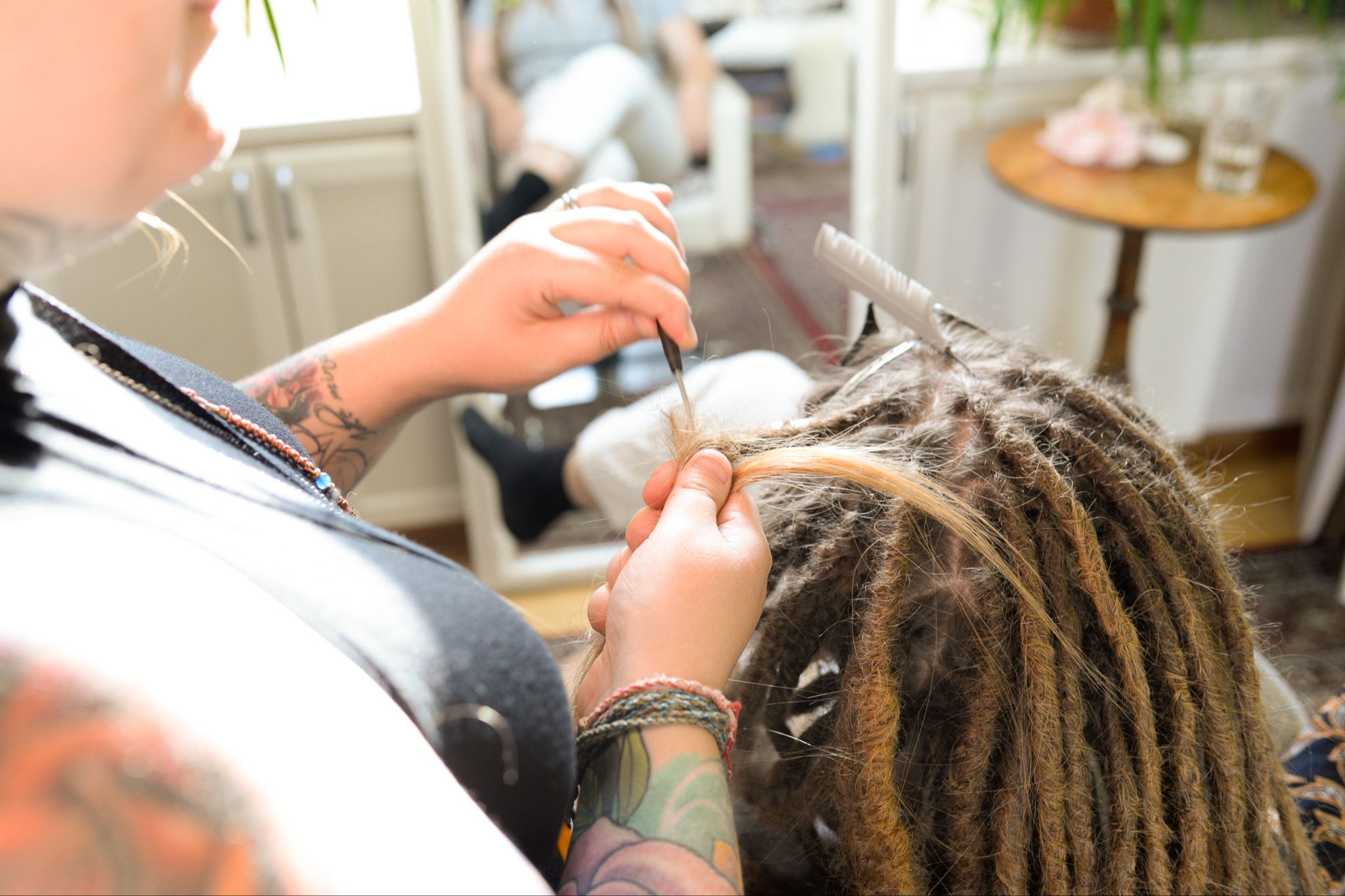 Den professionella dreadlocks frisör-utbildningen kurs i hur man gör dreads i Sverige