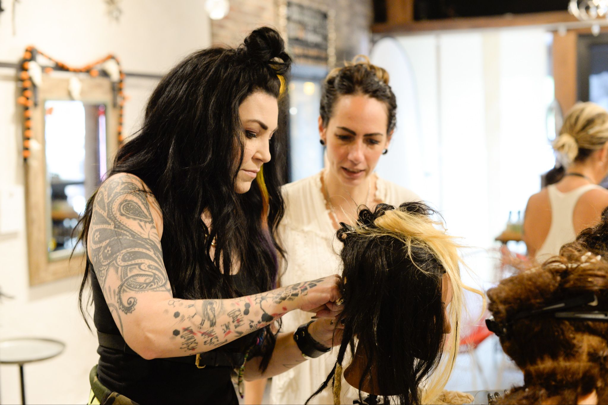 Den professionella dreadlocks frisör-utbildningen kurs i hur man gör dreads i Sverige
