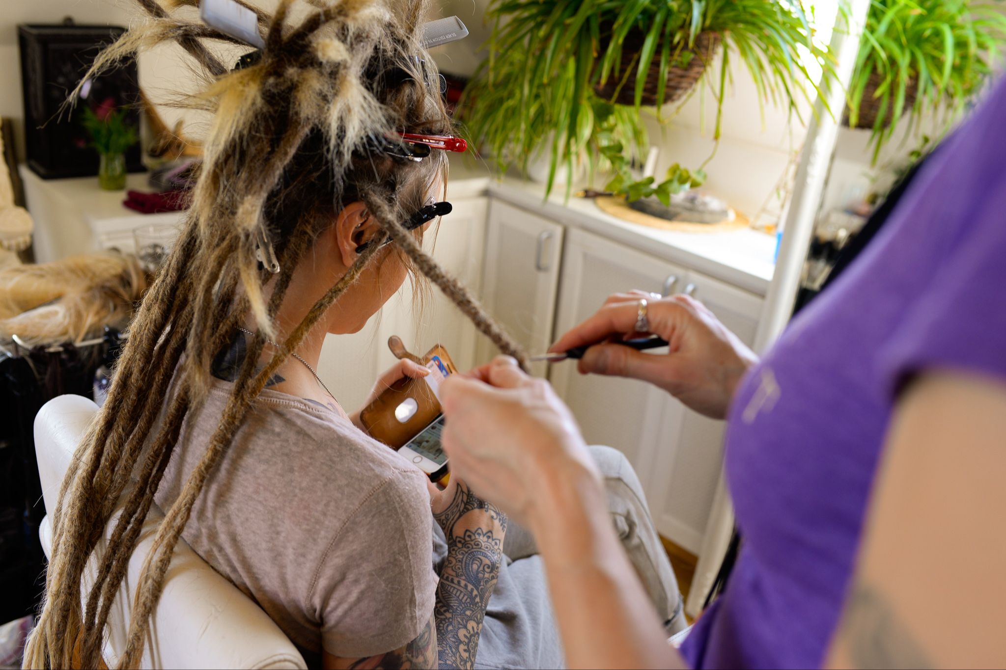 Den professionella dreadlocks frisör-utbildningen kurs i hur man gör dreads i Sverige