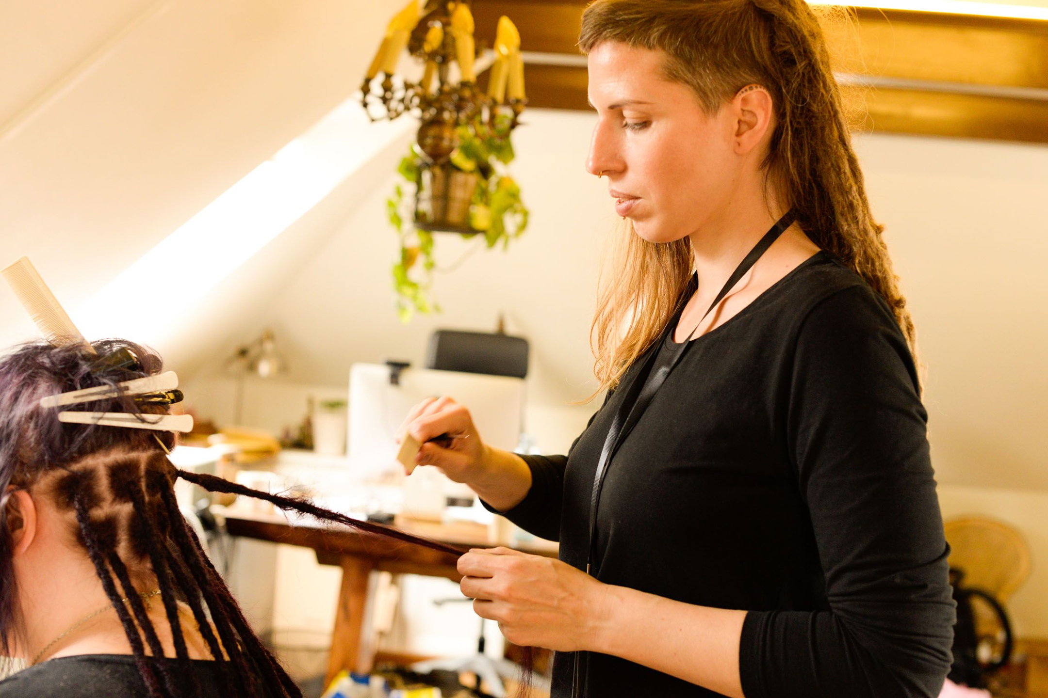 Den professionella dreadlocks frisör-utbildningen kurs i hur man gör dreads i Sverige