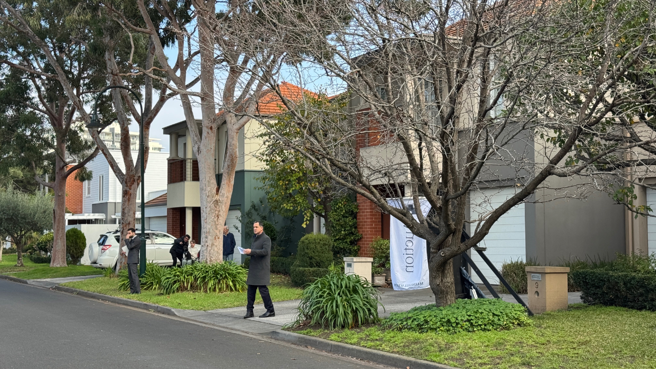 Auction 9 Hobsons Bay Pde Port Melbourne 3207 www.realestate.com.au