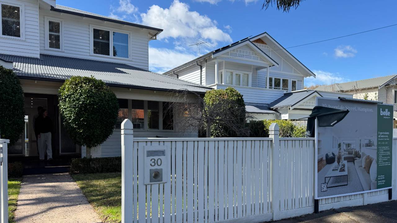 EOI 30 Avondale St Hampton 3188 www.realestate.com.au