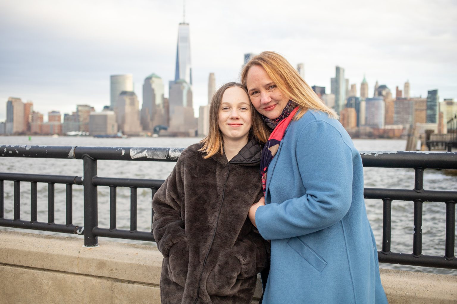 Gabi Hegan mit ihrer Tochter Lily am New Yorker Wasserufer