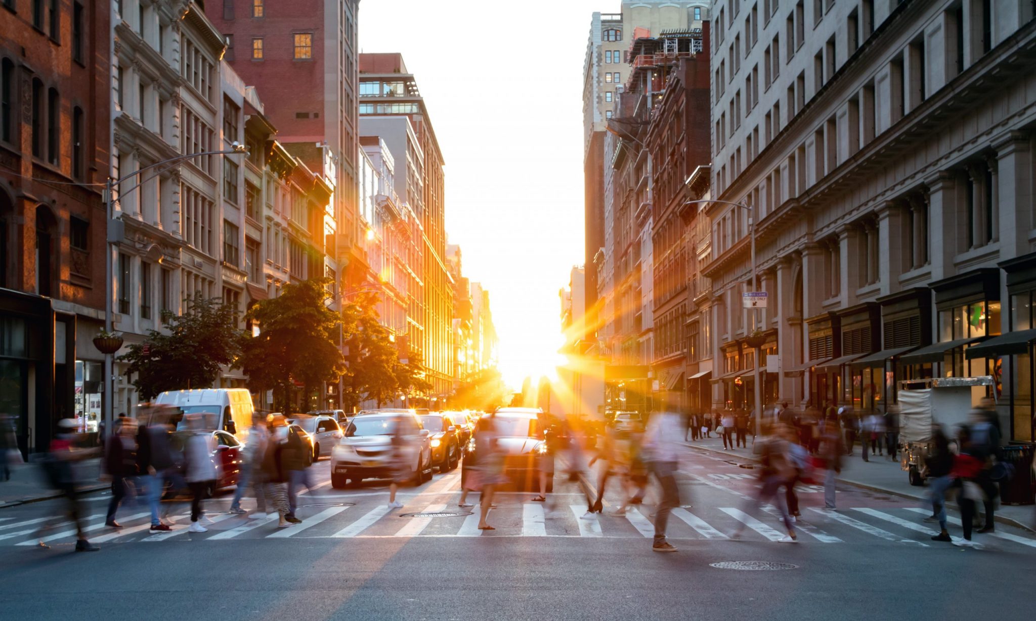 Abendsonne zwischen den Häusern einer belebten New Yorker Straße
