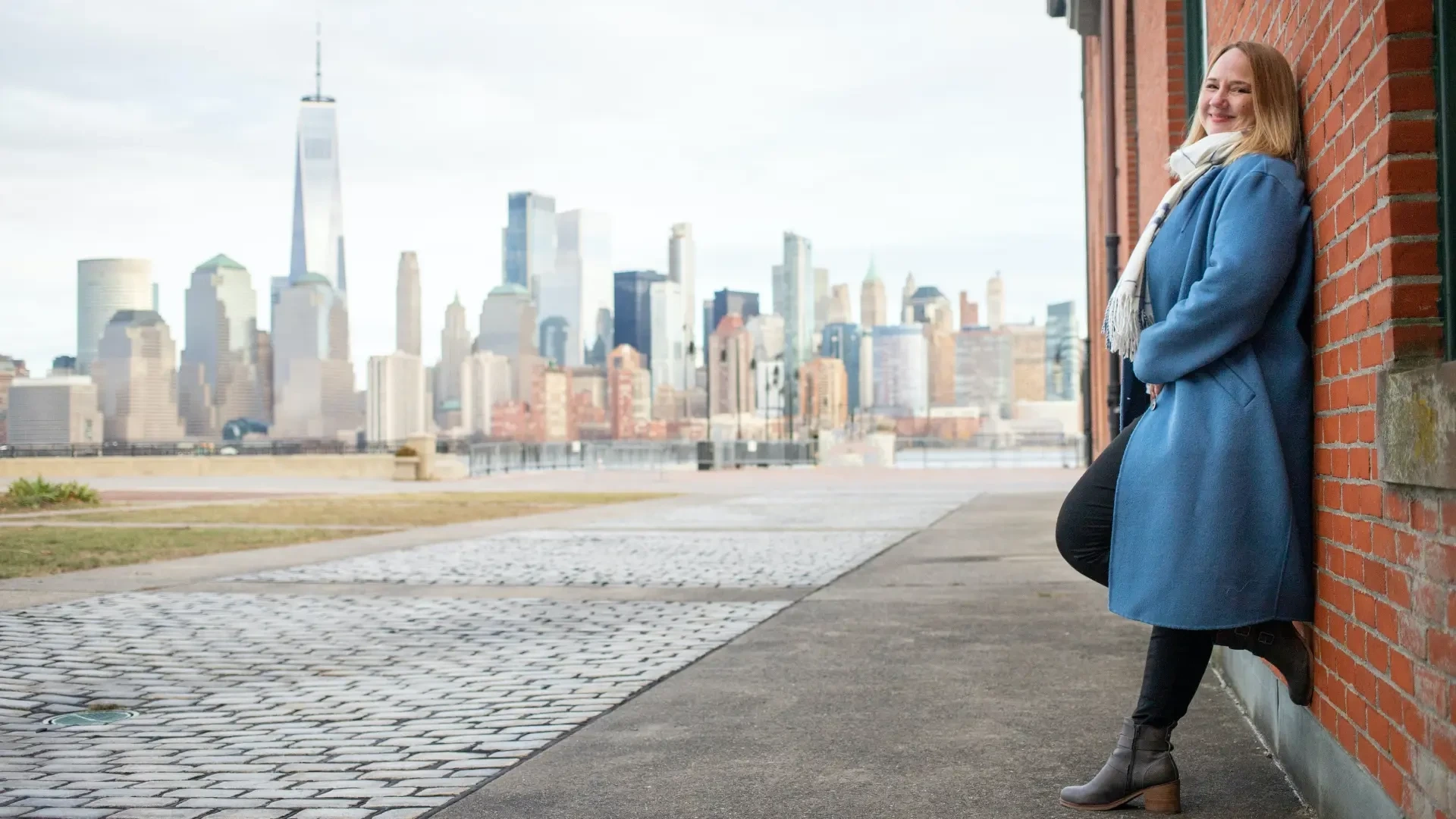 Gabi Hegan in New York mit der Skyline von Manhattan im Hintergrund