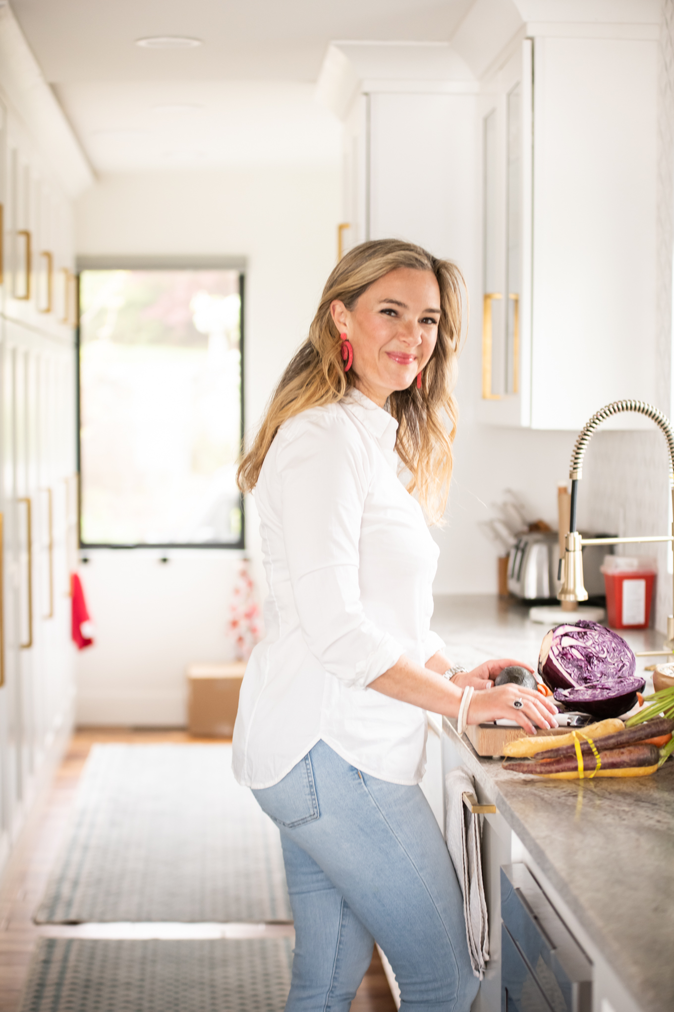 Dr. Jaclyn Smeaton preparing fresh vegetables in her kitchen