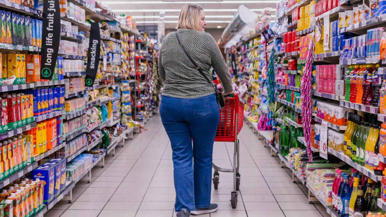 Mangiamo troppo? Perché il problema non è solo il cibo