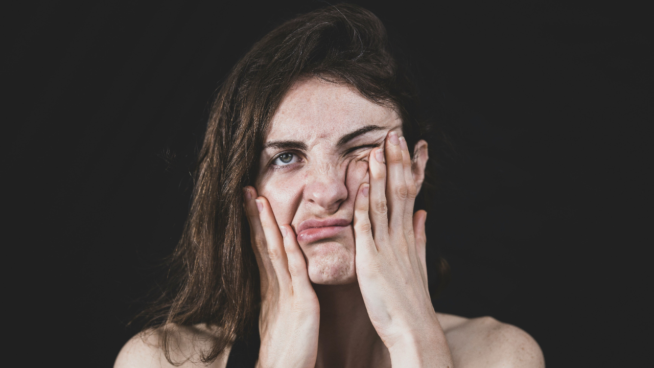 Non ti stai autosabotando: cosa succede davvero nel cervello durante la fame emotiva