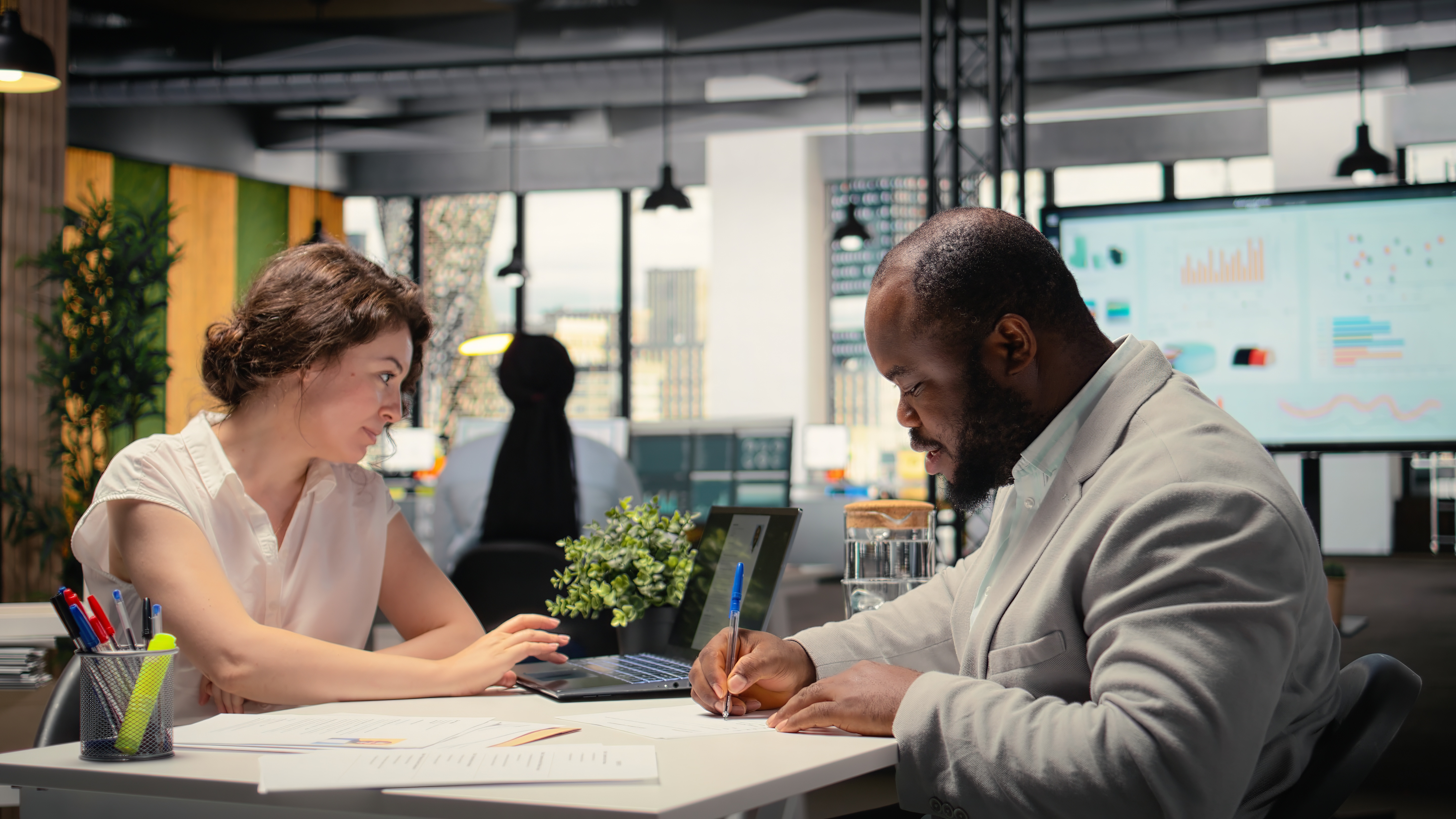 How to Onboard a New Employee Properly: What to Do in the First 90 Days