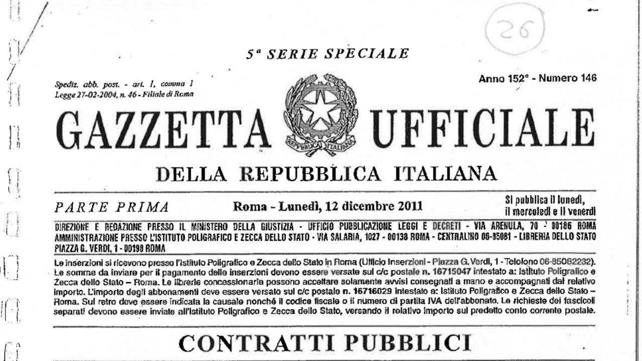 Studenti universitari accanto a un pannello informativo con la dicitura "Valore Legale Laurea", simbolo del sistema universitario italiano e degli effetti giuridici dei titoli di studio