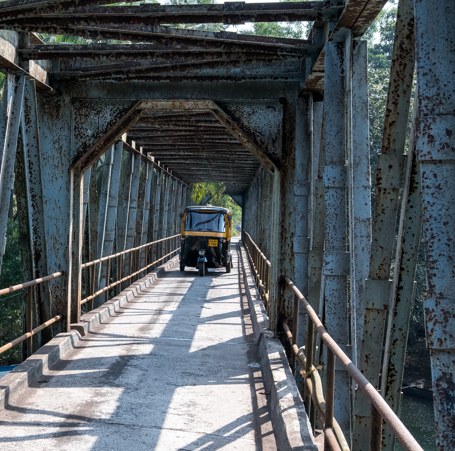 Brücke auf dem Weg nach Bhakti Kutir