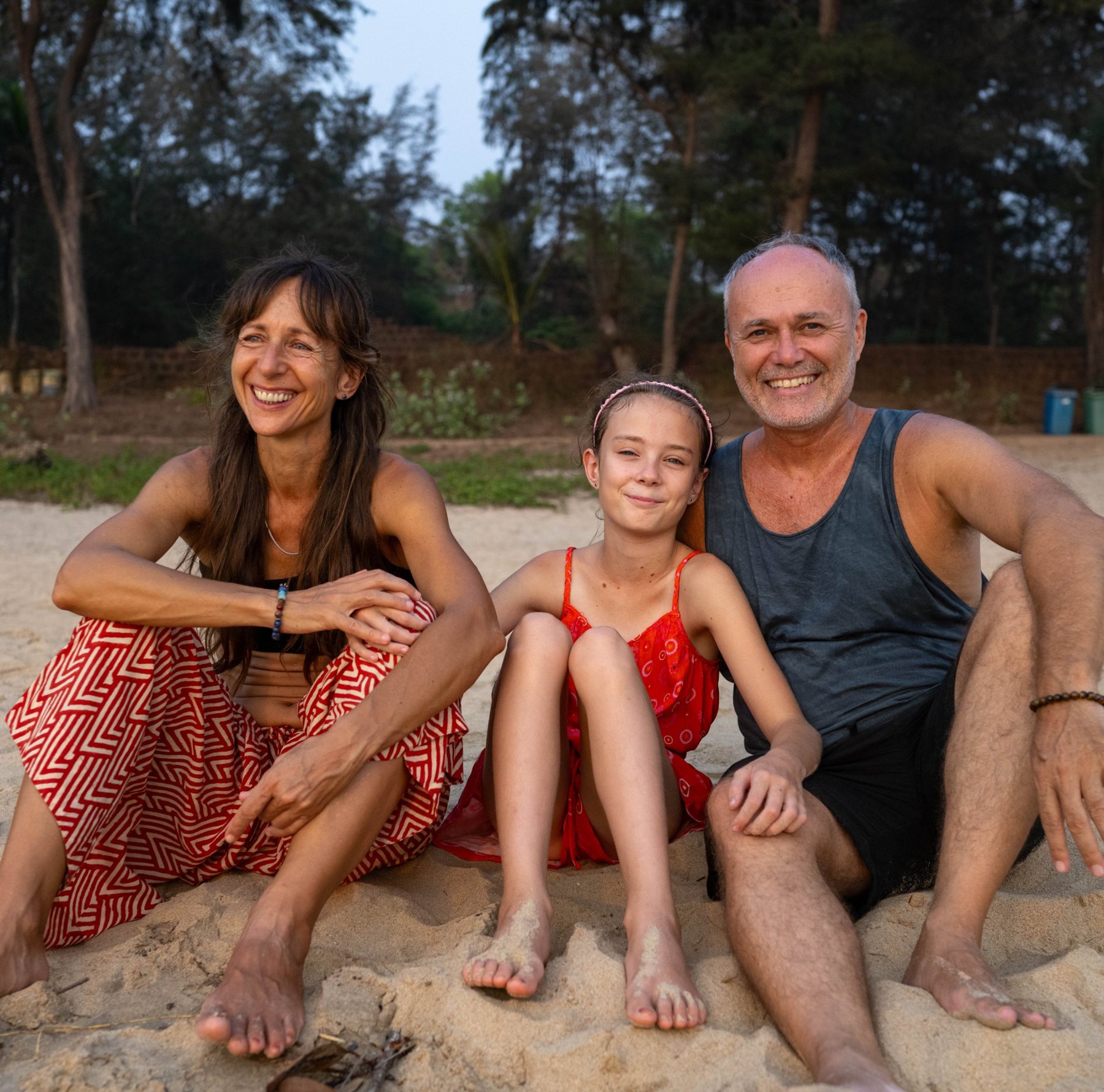 Pratibha & Kareem mit Tochter am Strand in Goa