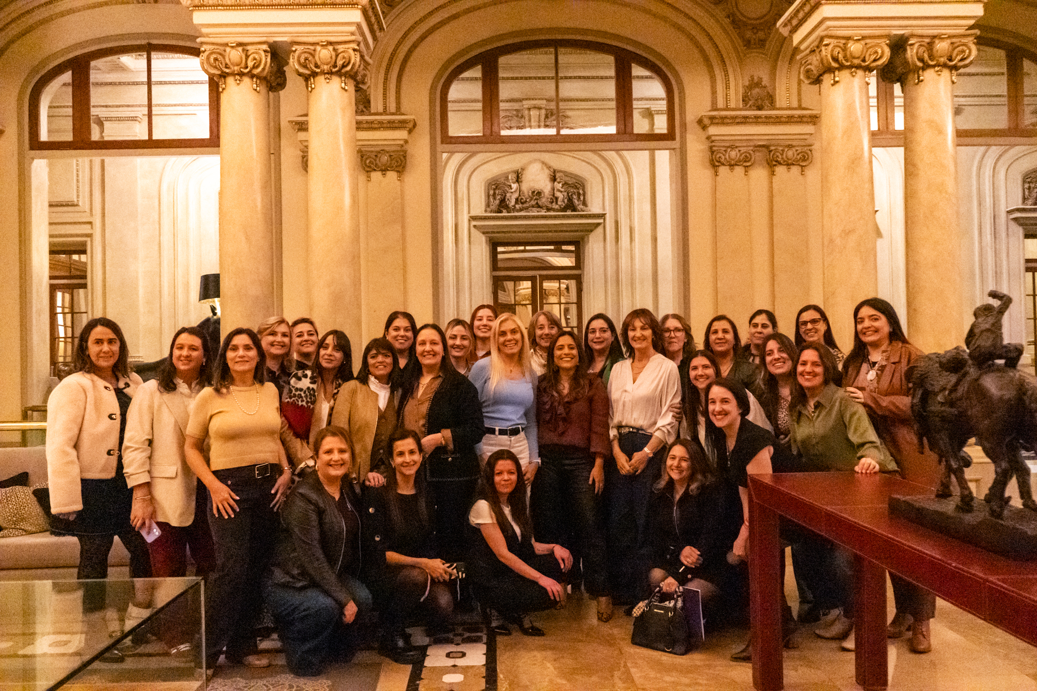 Grupo de profesionales de la imagen junto a Vicky en un encuentro presencial