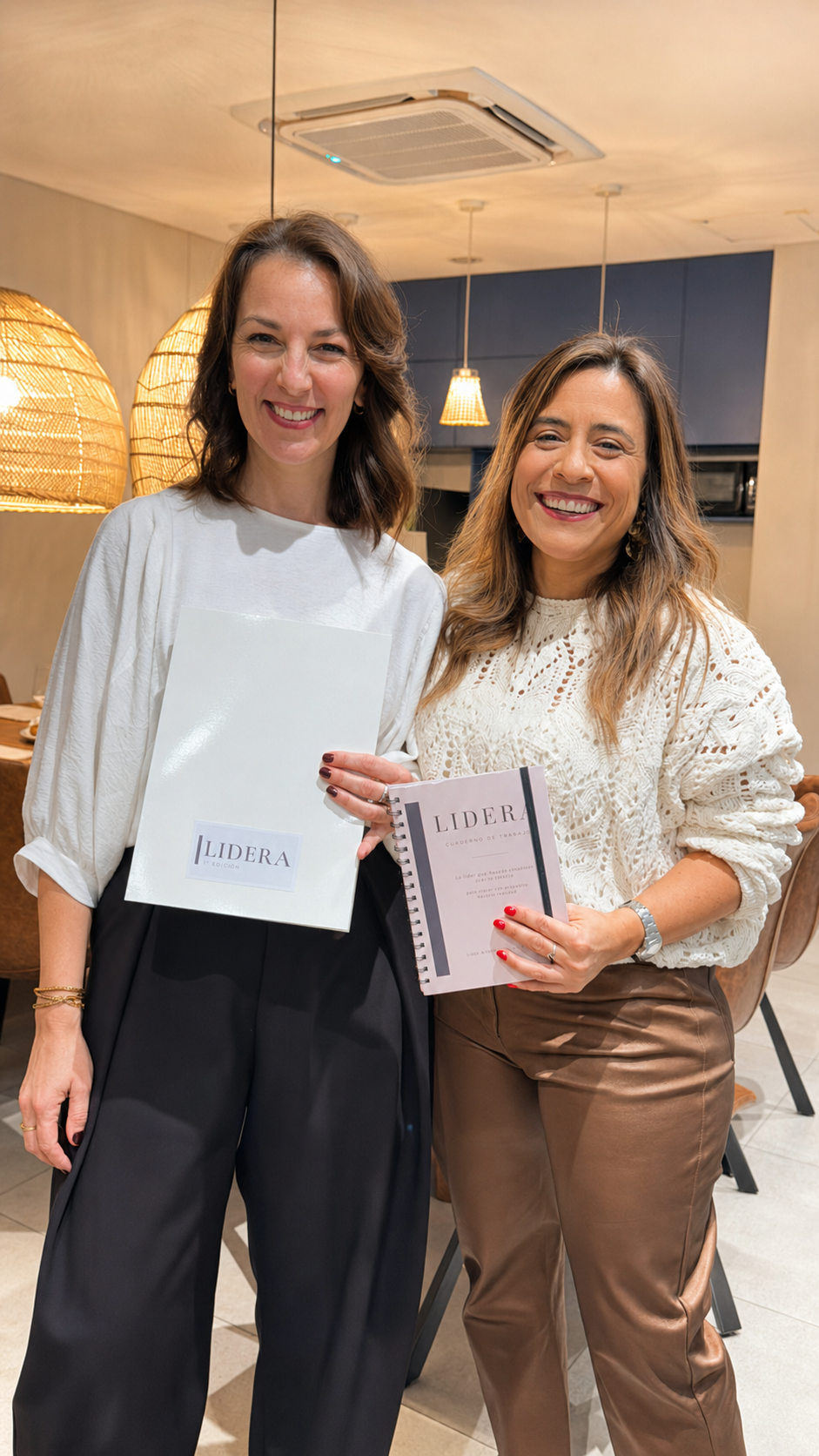 Vicky y Ceci trabajando en el Visual Brand Book de LIDERA